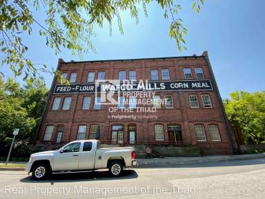 Main picture of 801 W McGee St