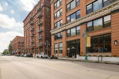 Main picture of 239 E Chicago St