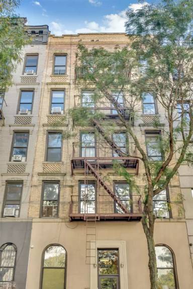 Main picture of 414 W 49th St