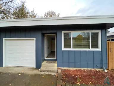 Main picture of 195 SE Bridgeway Ave