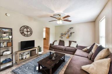Main picture of 1885 E Lucas Dr