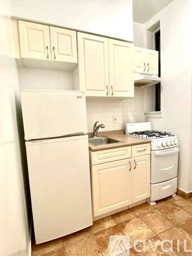 Main picture of 425 E 82nd St