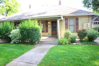 Main picture of 322 1/2 W Laurel St
