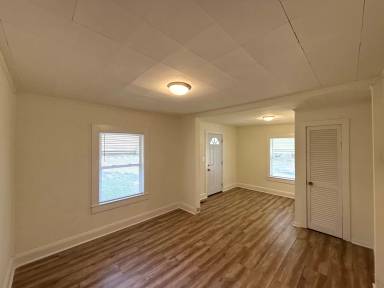 Main picture of 1907 E Elm St