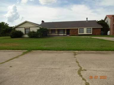 Main picture of 205 S Lake Cir
