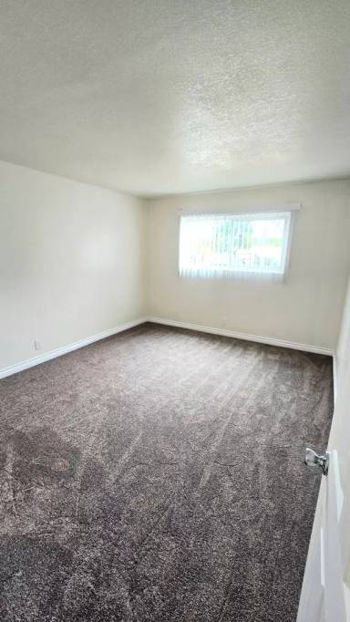 Main picture of 9433 Mills Ave
