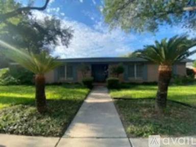 Main picture of 310 E Dallas Ave
