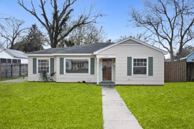 Main picture of 1727 State St