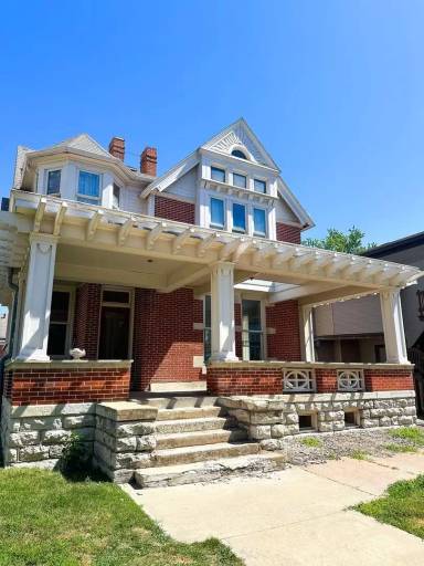 Main picture of 1235 Maine St