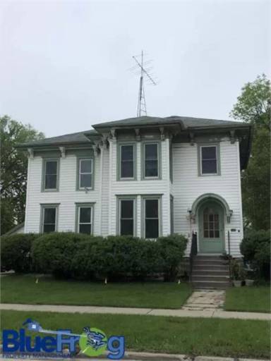 Main picture of 121 1/2 E 1st St