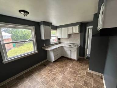 Main picture of 5614 South Blvd