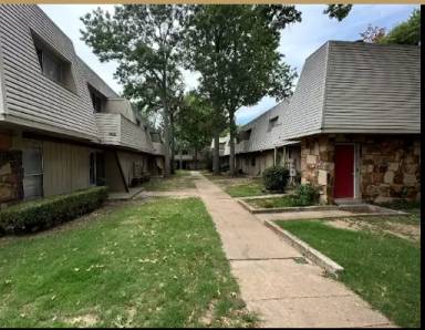 Main picture of 2213 E 67th St