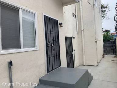 Main picture of 2818 1/2 W Jefferson Blvd