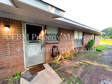 Main picture of 300 E San Saba St