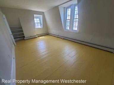 Main picture of 131 S Broadway