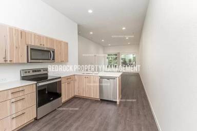 Main picture of 610 S Crescent Ln