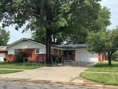 Main picture of 840 N Waddington Ave