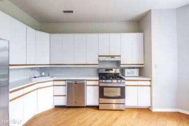 Main picture of 800 N Dearborn St