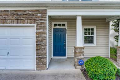 Main picture of 223 Chestnut Oak Ln
