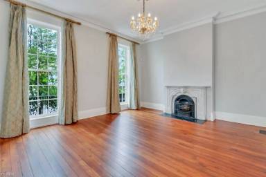 Main picture of 25 W Perry St