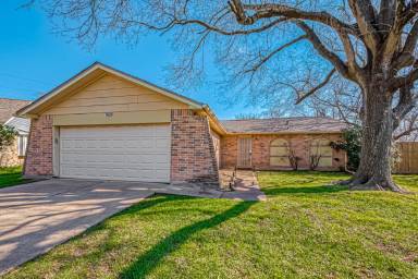 Main picture of 7626 Wovenwood Ln