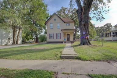 Main picture of 929 E 15th St