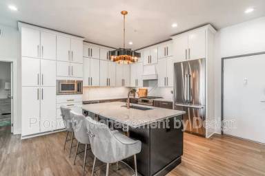 Main picture of 400 SW 7th St