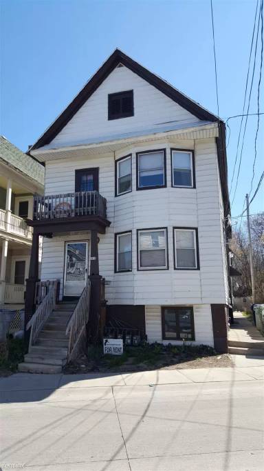 Main picture of 1818 N Pulaski St