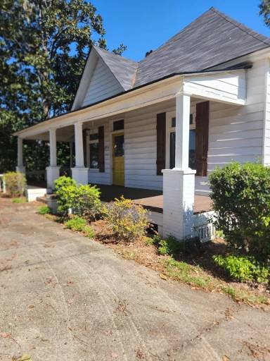 Main picture of 2036 S Main St