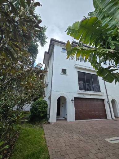 Main picture of 3215 W De Leon St