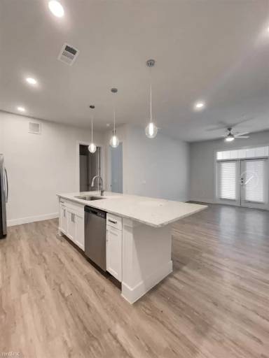Main picture of 3995 Richmond Ave