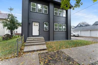 Main picture of 911 W 31st St