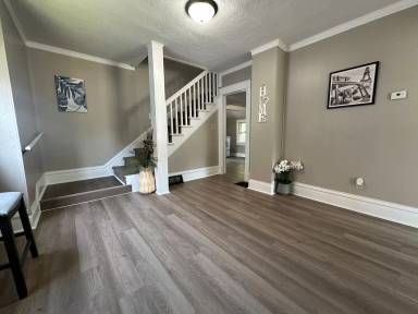 Main picture of 626 W 6th St
