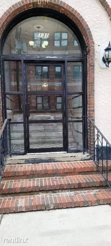 Main picture of 130 W 47th St