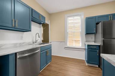 Main picture of 920 W Jefferson Blvd