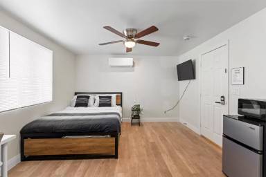 Main picture of 2417 E Wilson Ave