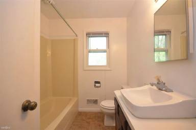 Main picture of 1518 W G Ave