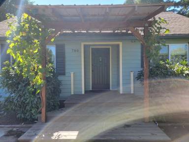 Main picture of 780 SE Marion Ave