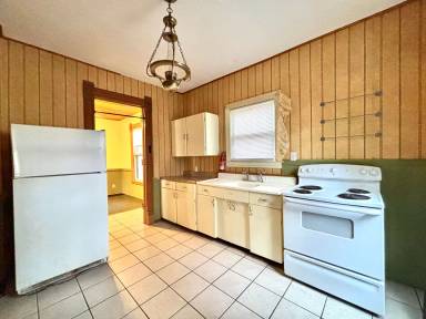 Main picture of 1028 W Kalamazoo Ave