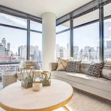 Main picture of 320 W Ave