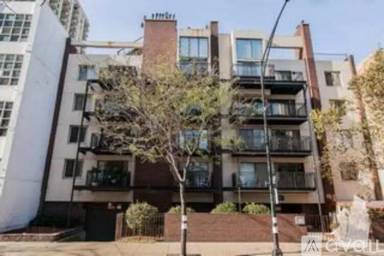 Main picture of 1220 N La Salle Dr