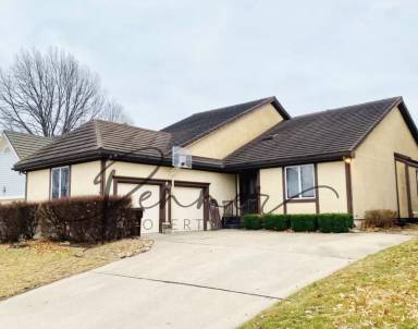 Main picture of 625 NE Saint Andrews Cir