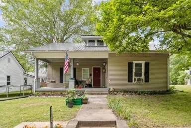 Main picture of 302 W Railroad St