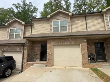 Main picture of 135 Country Ln