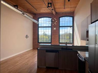 Main picture of 467 Roosevelt Ave