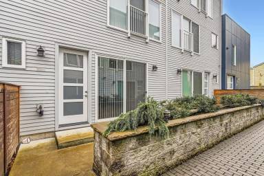 Main picture of 5715 N Michigan Ave