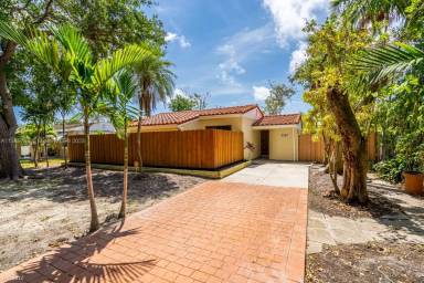 Main picture of 2040 NE 182nd St