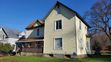 Main picture of 156 River St