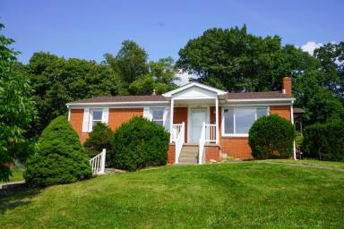 Main picture of 5260 Webb St