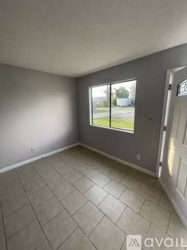 Main picture of 715 W 13th St